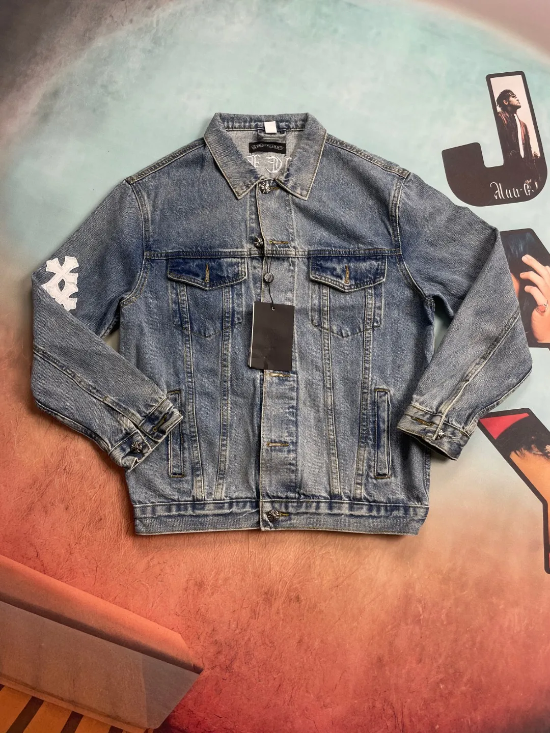 🅿️280 🔘Style No.-KL211 🔘Chrome Hearts𝐂𝐡𝐫𝐨𝐦𝐞 𝐇𝐞𝐚𝐫𝐭 CH Sanskrit embroidered cross patch leather denim jacket* This Chrome Hearts denim piece interprets luxury and trendy craftsmanship with extreme heavy workmanship. Denim fabrics imported from Japan are carefully selected and undergo a high-loss washing process. Each distressed texture retains the natural worn texture, creating a unique vintage tension. The Sanskrit embroidery on the back is presented by Behringer precision machine, and the stitches are three-dimensional and full, restoring the charm of the brand totem. In order to match the distressed aesthetic, everything from the hardware fasteners to the three-label system are independently molded and customized, and the silver thread anti-counterfeiting process is upgraded to ensure full-dimensional reproduction of authentic quality. The iconic cross patch is made of the new season's sheepskin, which is cut with precise laser positioning. The leather is delicate and flexible, forming a texture gap with the microfiber material. The finished embroidery process strictly adheres to brand standards, from leather pre-treatment to stitch length control, fully demonstrating high-grade craftsmanship and presenting unrepeatable collection-level items to fashion players.  Size: S M L XL (46.48.50.52) Color: Blue